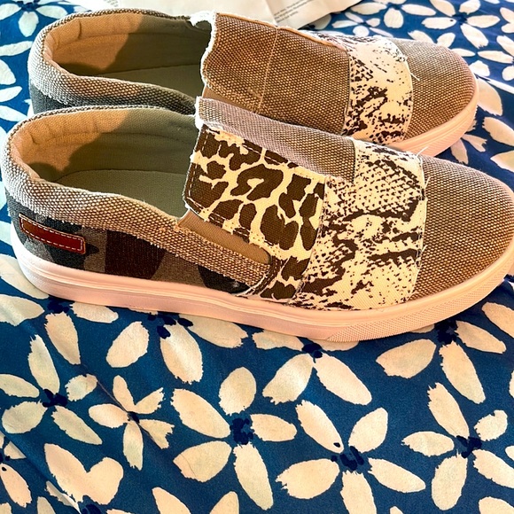 Jolimall patchwork Sneakers Worn once. Womens size 8 - Picture 3 of 4